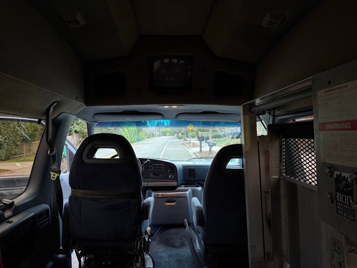 Ford-club-wagon-1995-blue-6