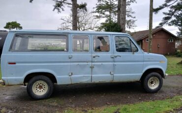Ford-clubwagon-1982-blue-1
