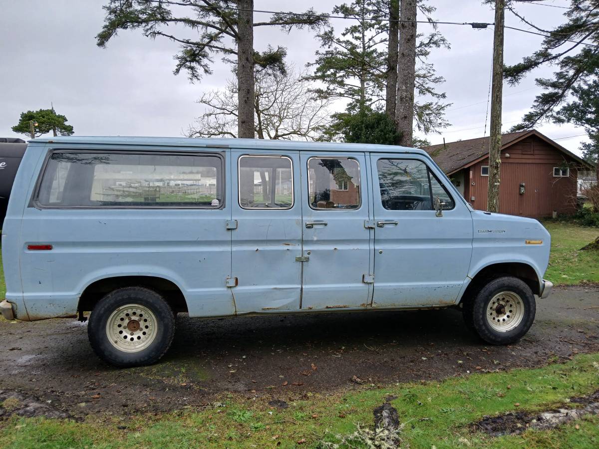 Ford-clubwagon-1982-blue-1
