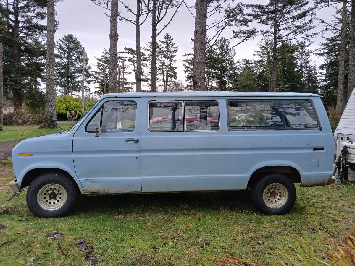 Ford-clubwagon-1982-blue-2
