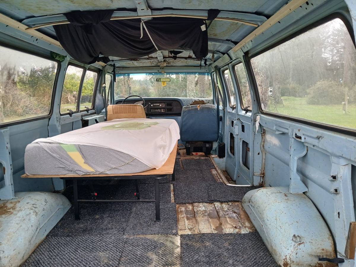 Ford-clubwagon-1982-blue-5