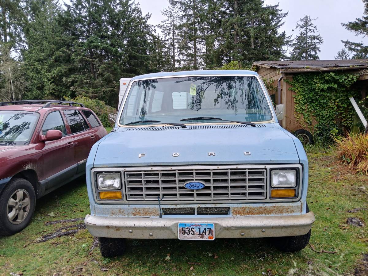 Ford-clubwagon-1982-blue