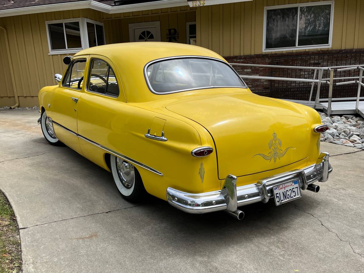 Ford-custom-deluxe-2dr-coupe-1951-yellow-2