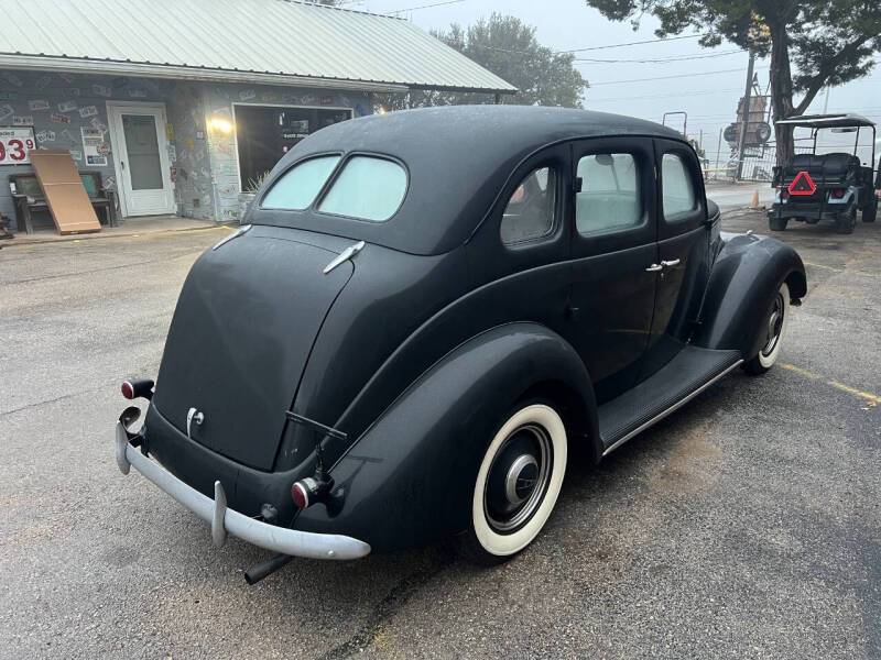 Ford-deluxe-1937-black-2