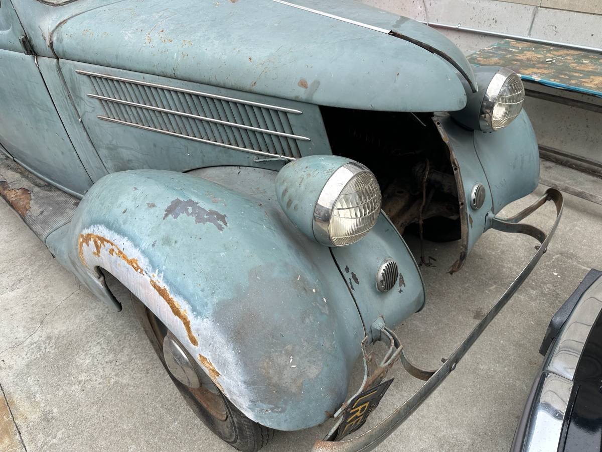 Ford-deluxe-sedan-1936-45