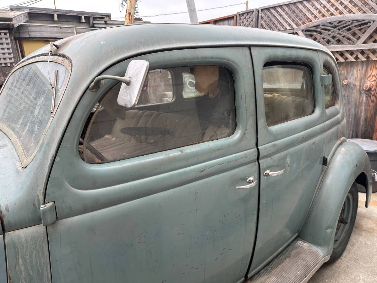 Ford-deluxe-sedan-1936-47