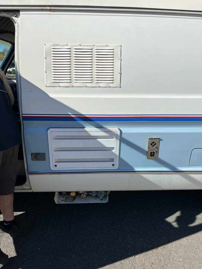 Ford-e150-conversion-van-1984-blue-4