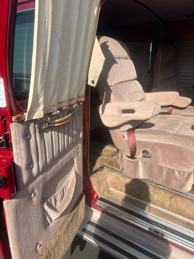 Ford-e150-conversion-van-1990-red-17