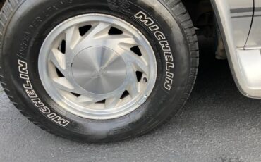 Ford-e150-conversion-van-1995-silver-9