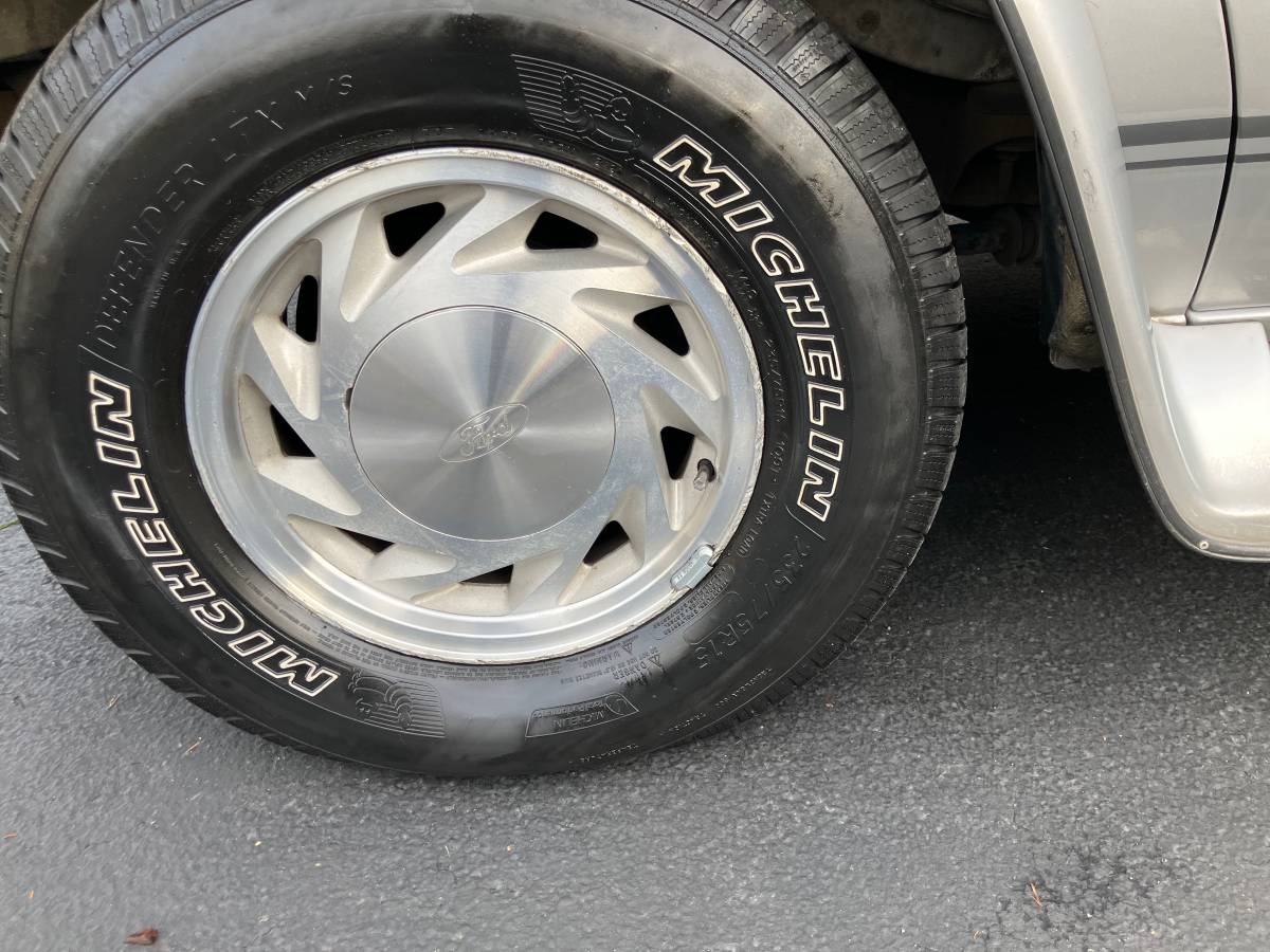 Ford-e150-conversion-van-1995-silver-9