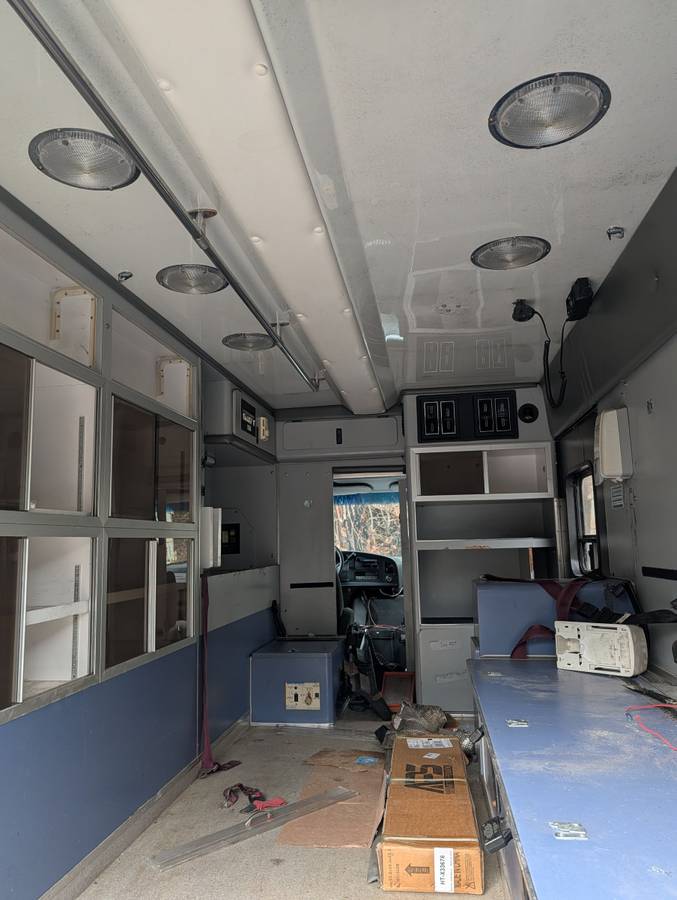 Ford-e350-diesel-1995-white-2