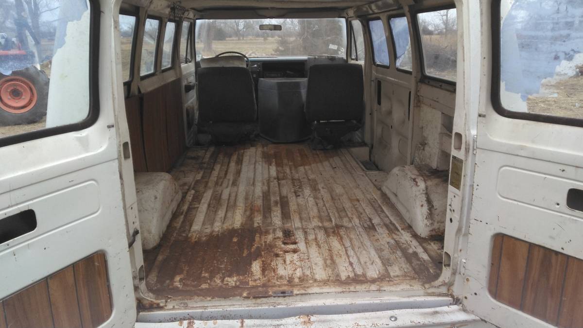 Ford-econoline-cargo-van-1973-white-3