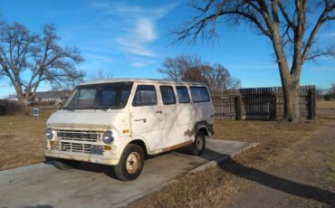 Ford-econoline-cargo-van-1973-white