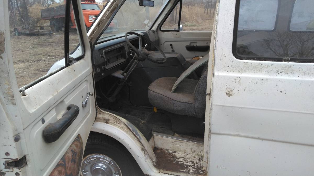Ford-econoline-cargo-van-1973-white-4