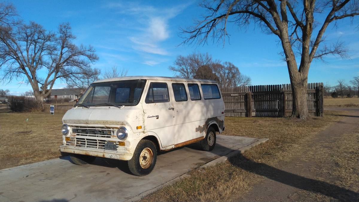 Ford-econoline-cargo-van-1973-white
