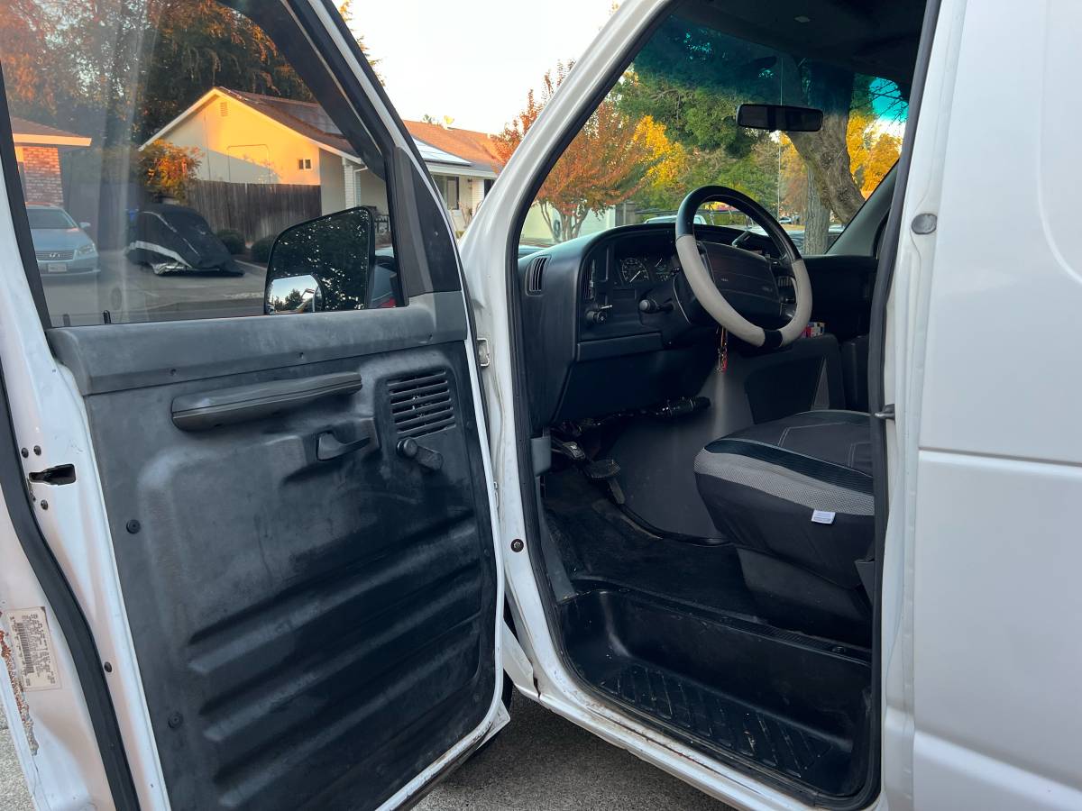 Ford-econoline-e150-cargo-van-1995-white-10