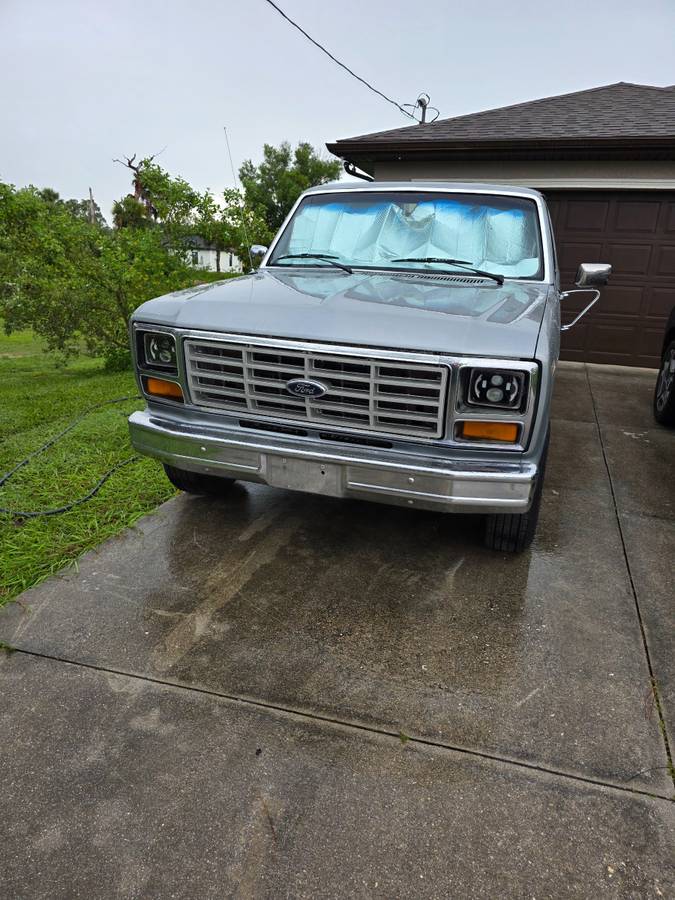 Ford-f-150-1984-silver-1