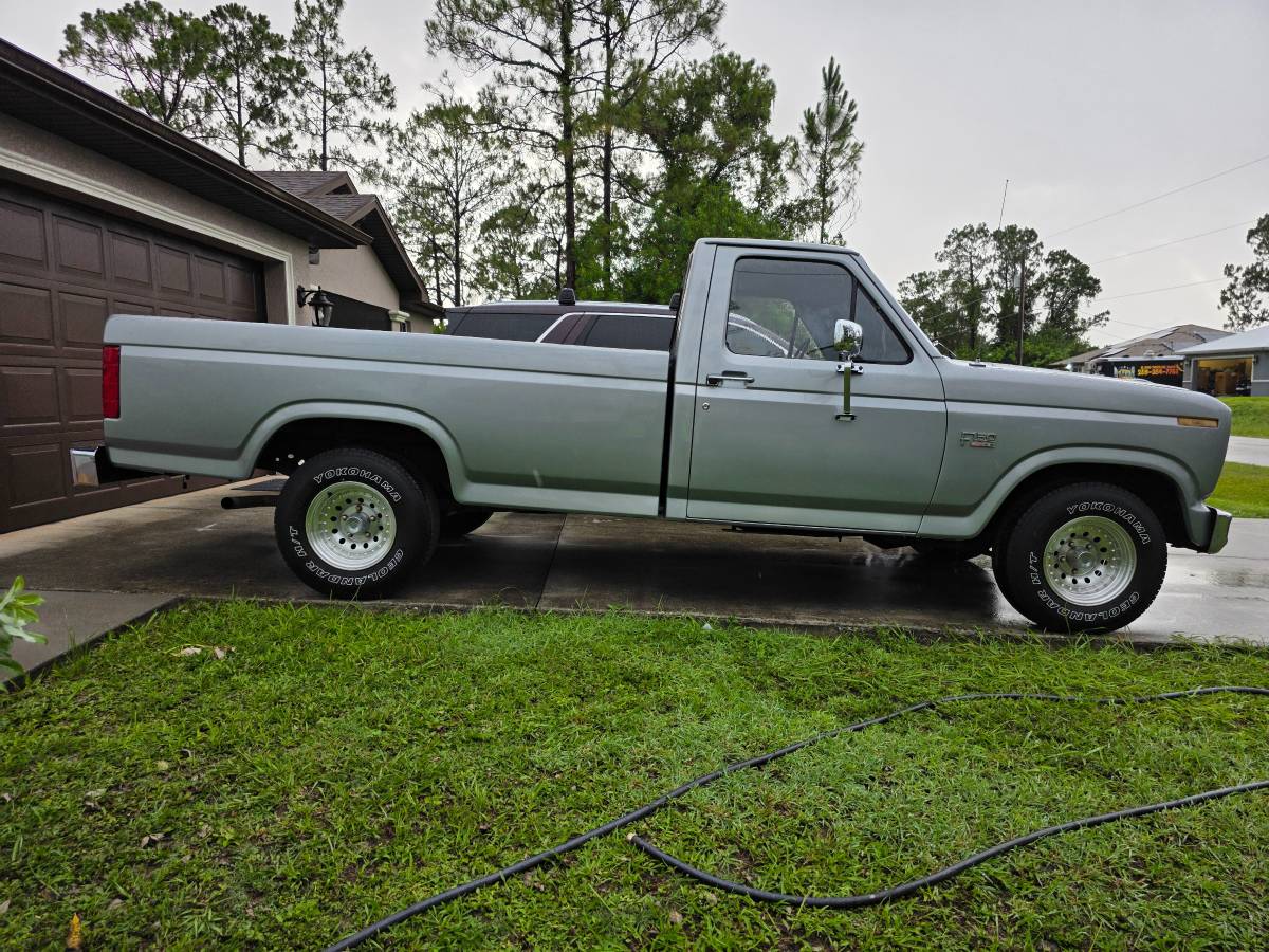 Ford-f-150-1984-silver-2