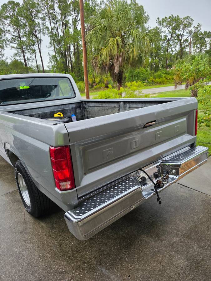 Ford-f-150-1984-silver-3