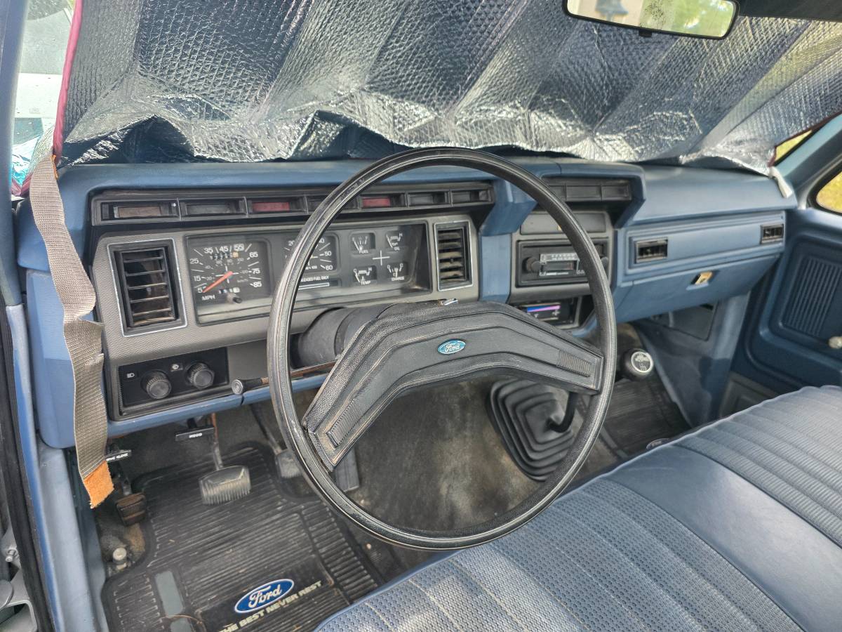 Ford-f-150-1984-silver-5