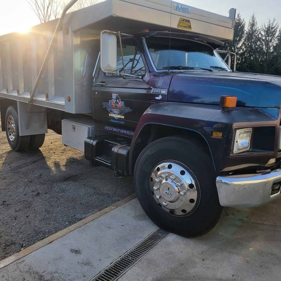 Ford-f-800-1984-black