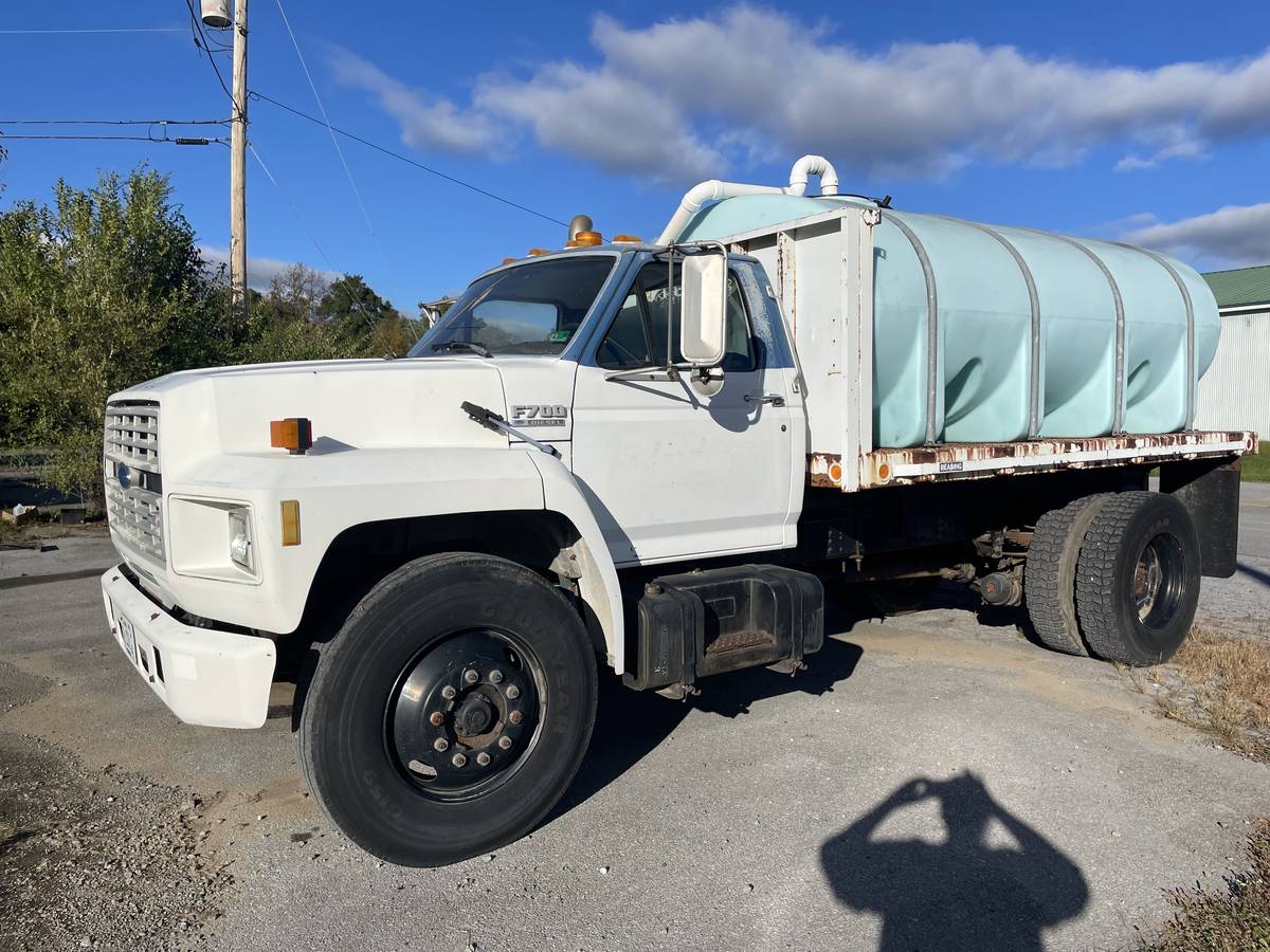 Ford-f700-diesel-1993-white-3