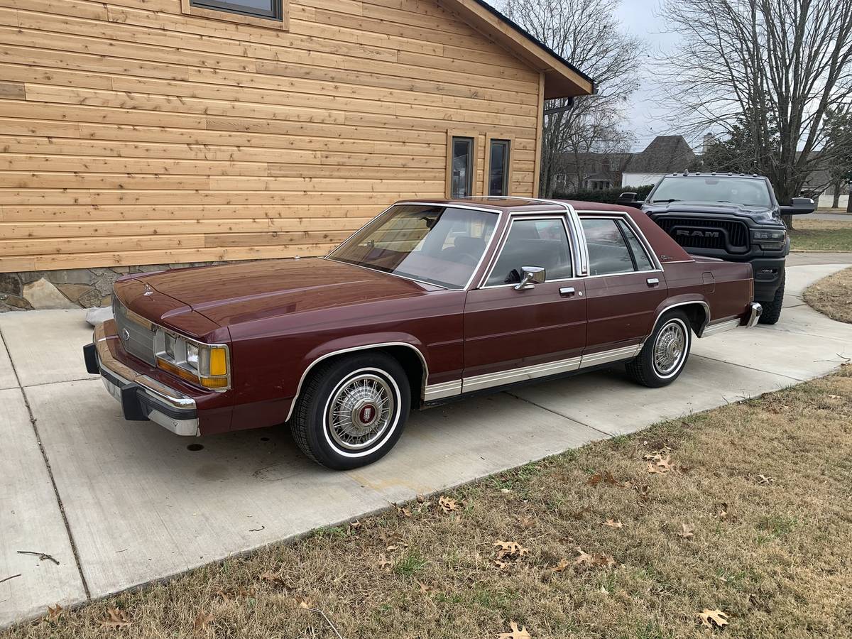 Ford-ltd-crown-victoria-1987-red-3