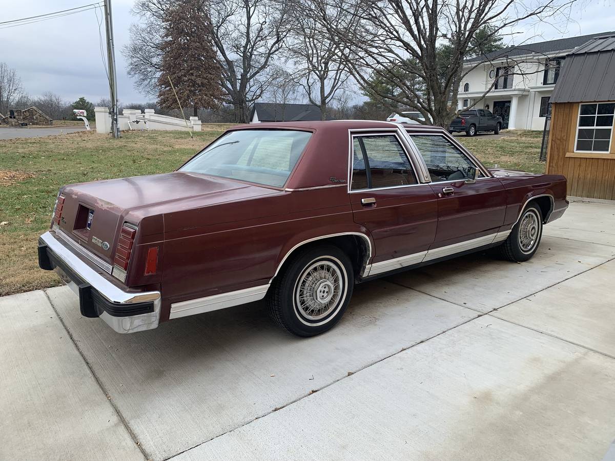 Ford-ltd-crown-victoria-1987-red-4