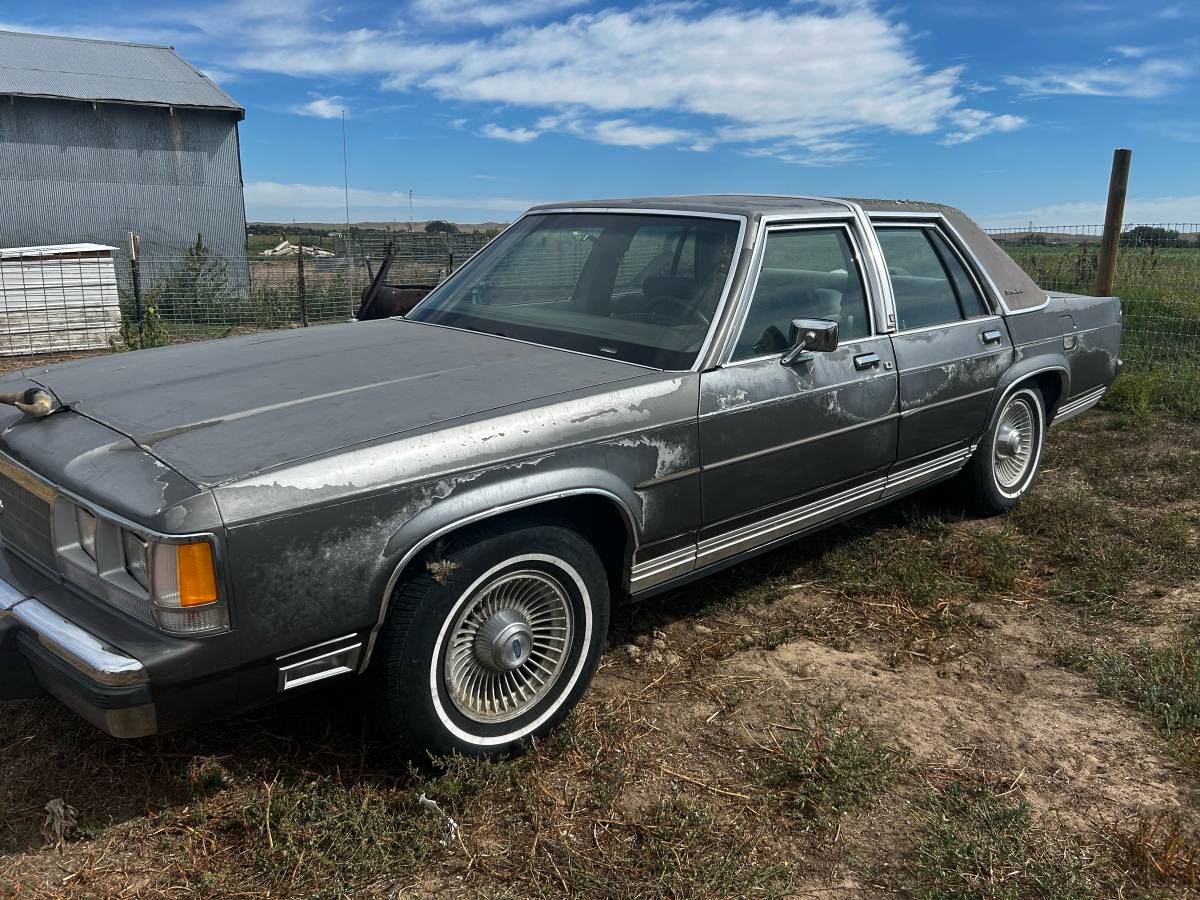 Ford-ltd-crown-victoria-1991-grey-1