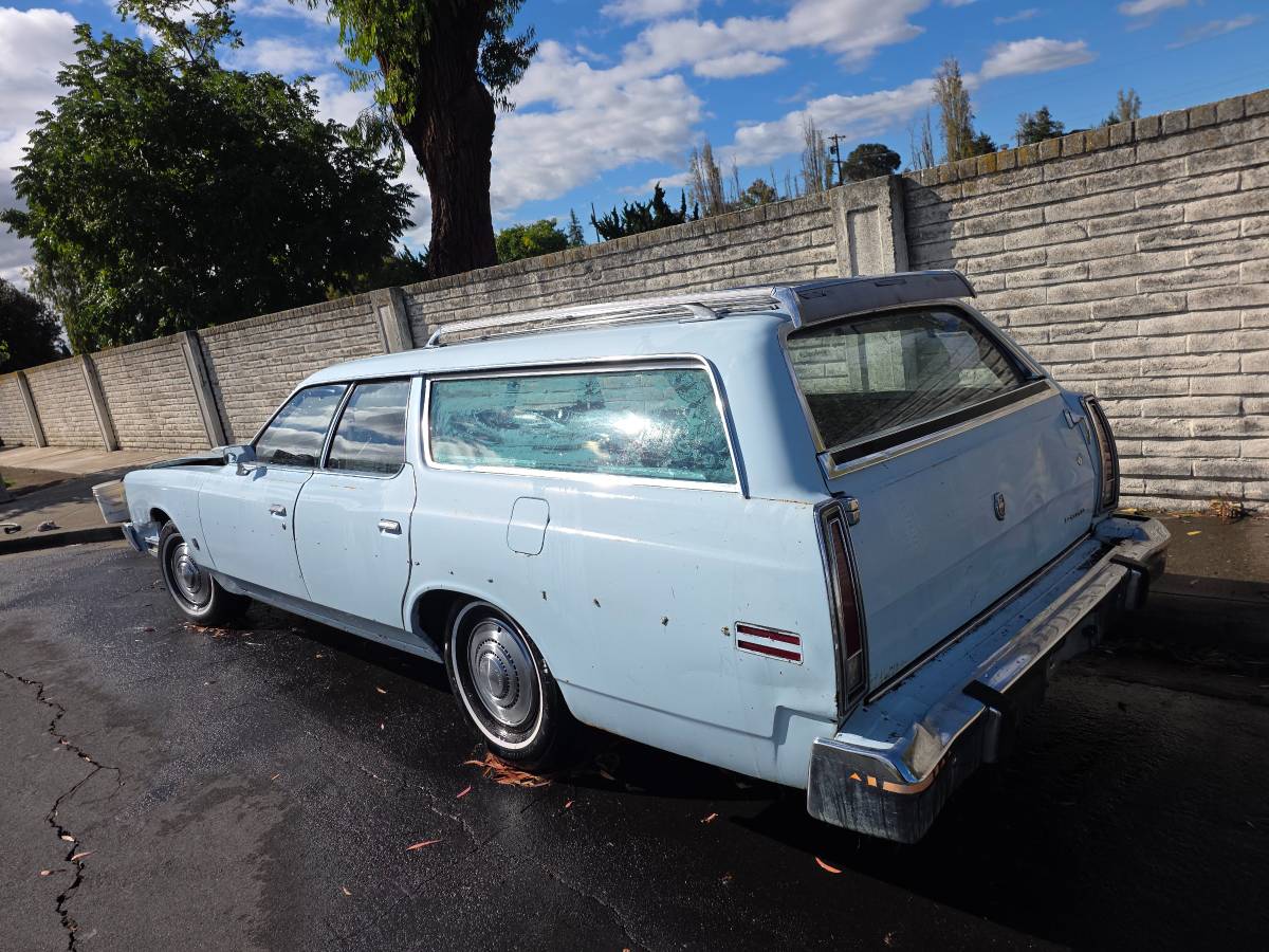 Ford-ltd-stationwagon-1975-blue