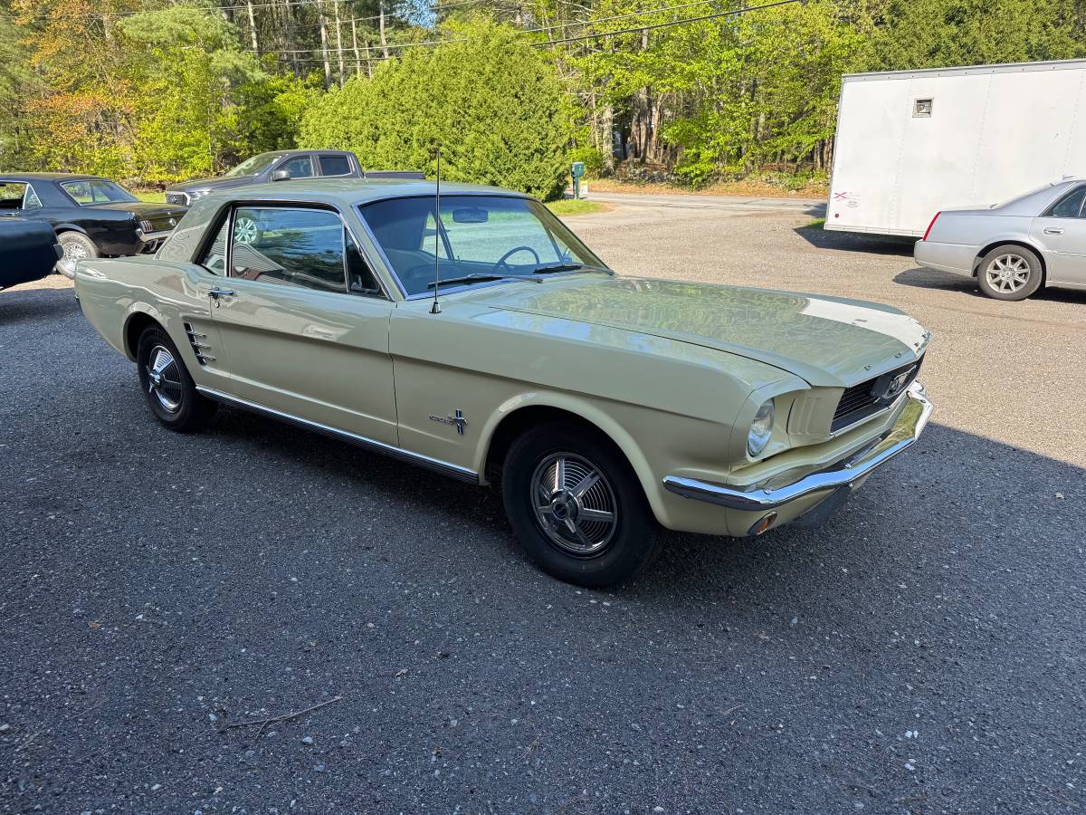 Ford-mustang-1966-yellow-4