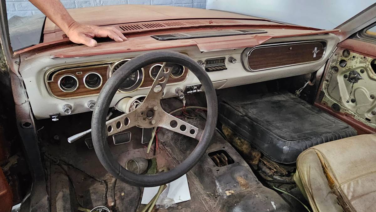 Ford-mustang-convertible-1965-10