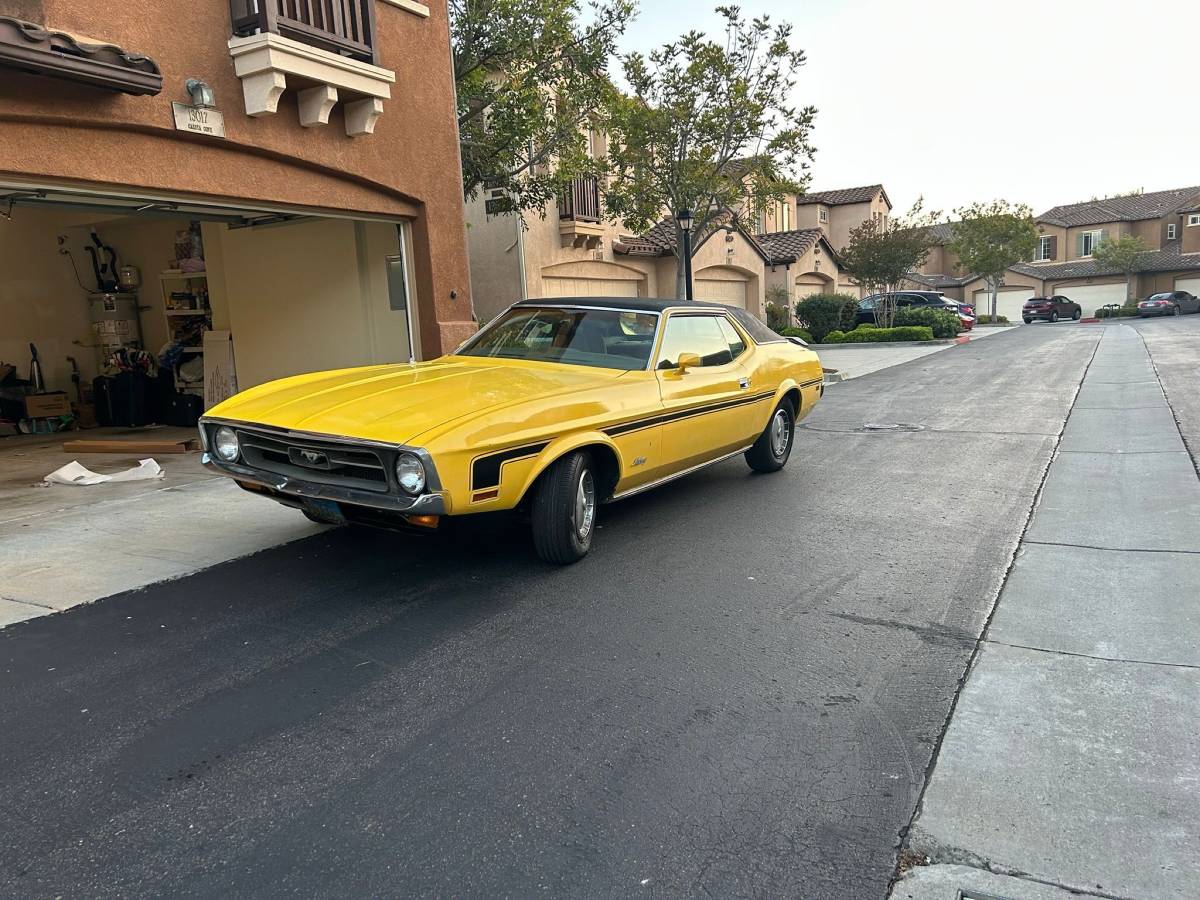 Ford-mustang-fastback-1972-yellow-1