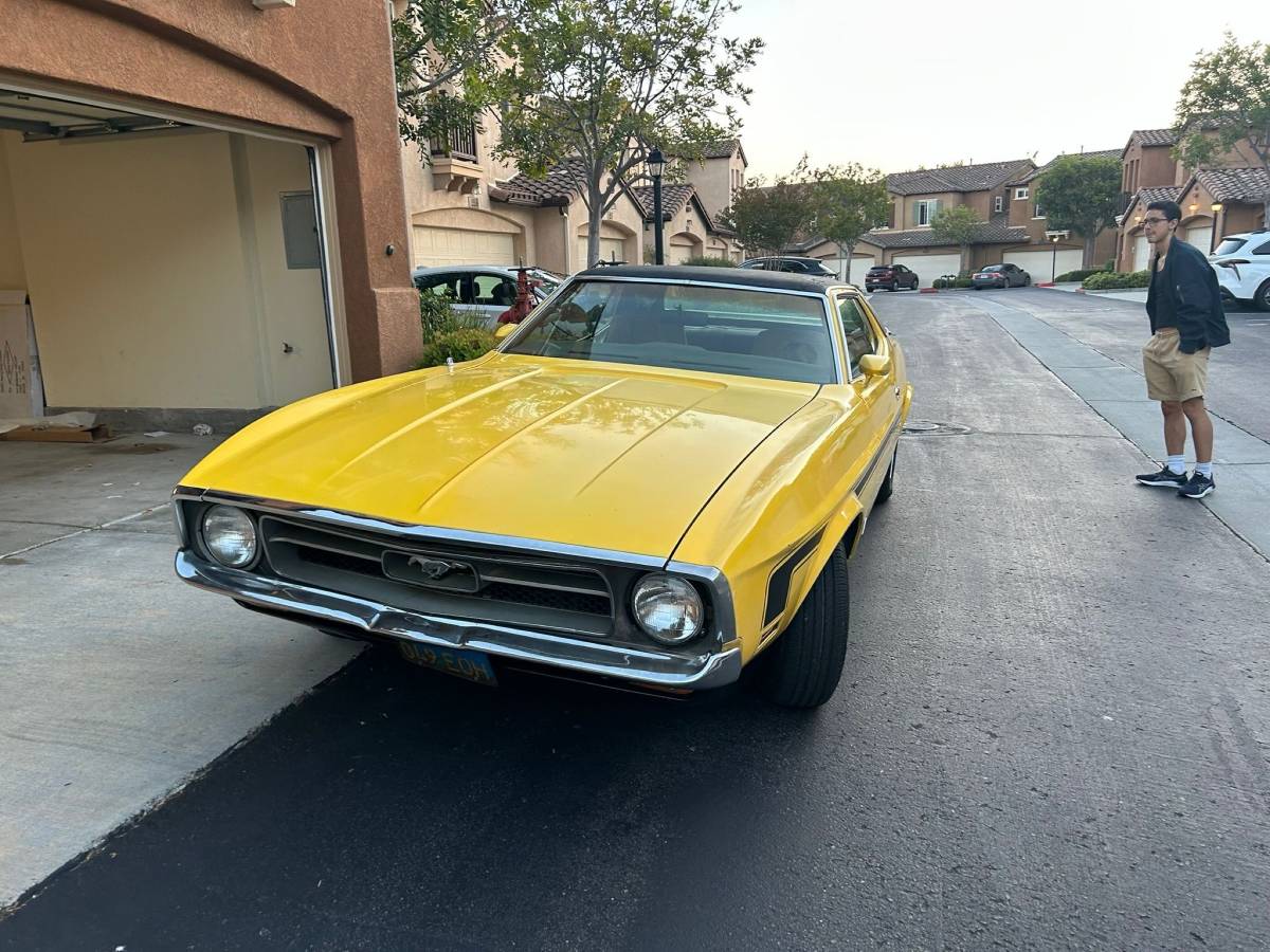 Ford-mustang-fastback-1972-yellow-2