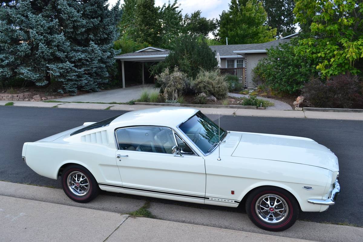 Ford-mustang-gt-1966-white-10