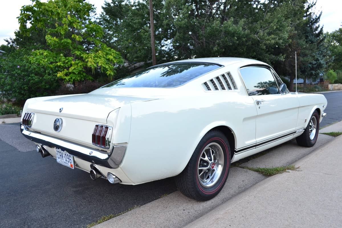 Ford-mustang-gt-1966-white-11