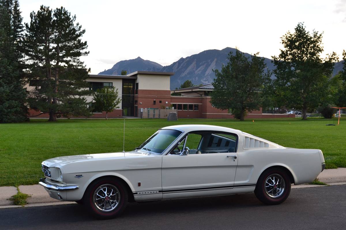 Ford-mustang-gt-1966-white-9