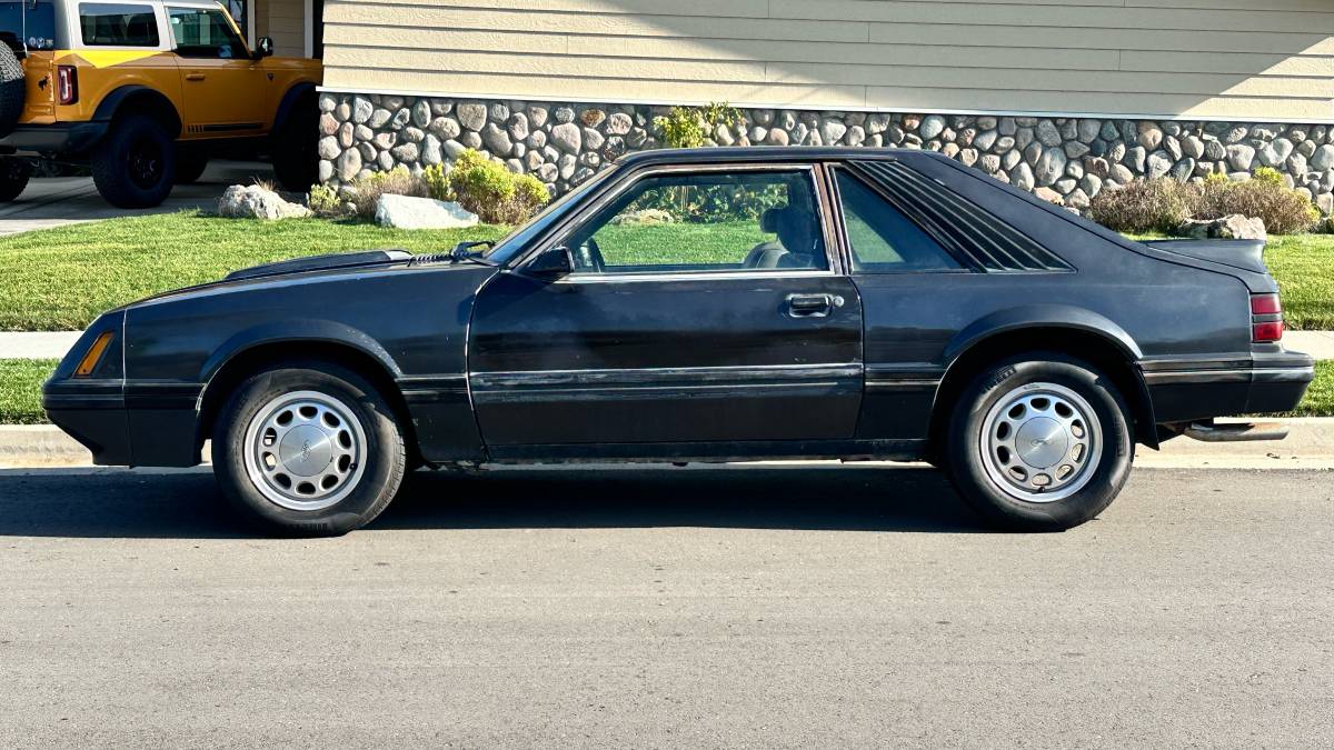 Ford-mustang-gt-1984-grey-3