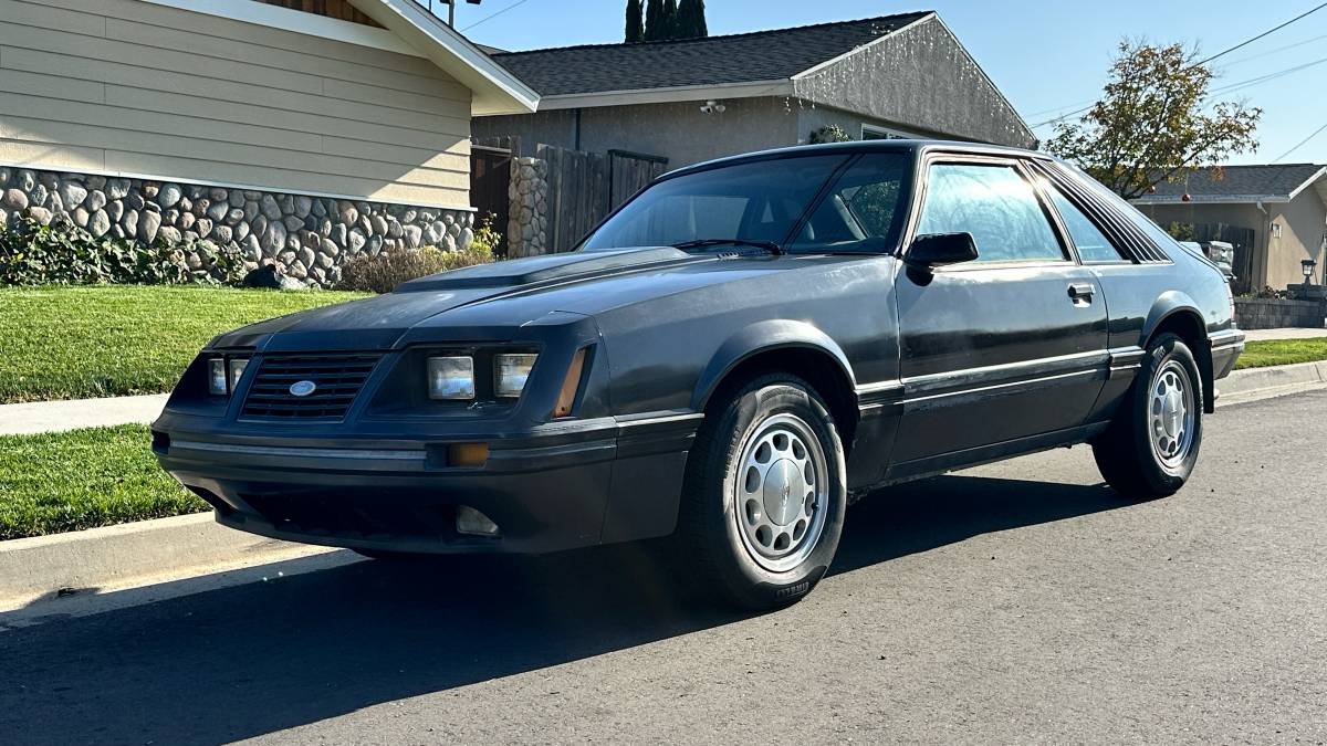 Ford-mustang-gt-1984-grey