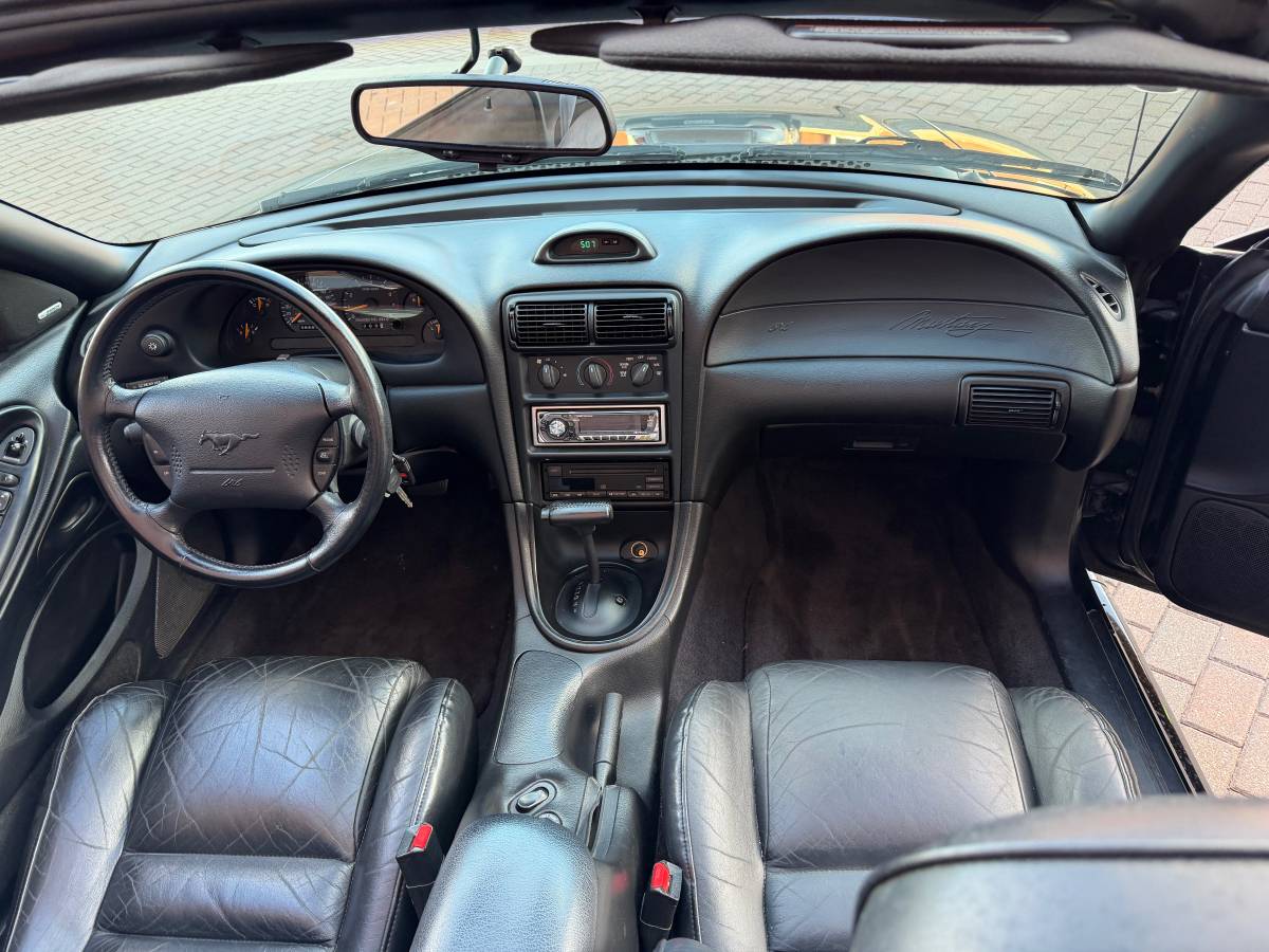 Ford-mustang-gt-convertible-1996-black