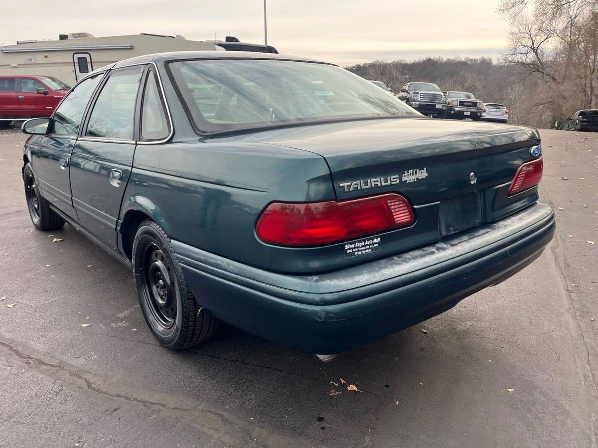 Ford-taurus-1995-green