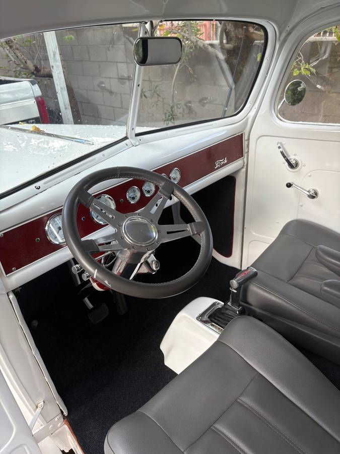 Ford-truck-1946-white-10