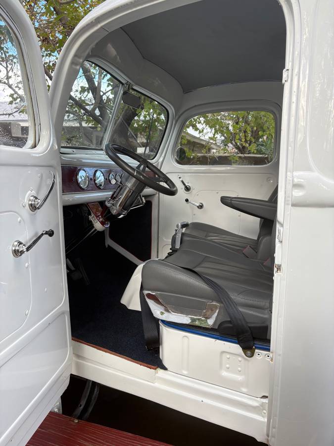 Ford-truck-1946-white-5