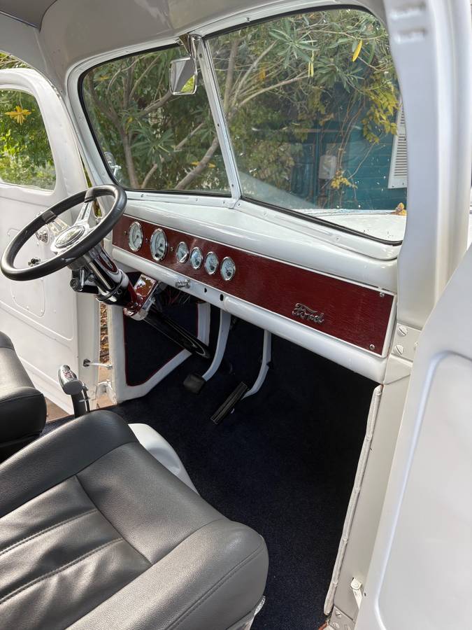 Ford-truck-1946-white-9