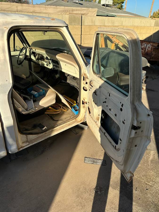 Ford-truck-1967-white-10