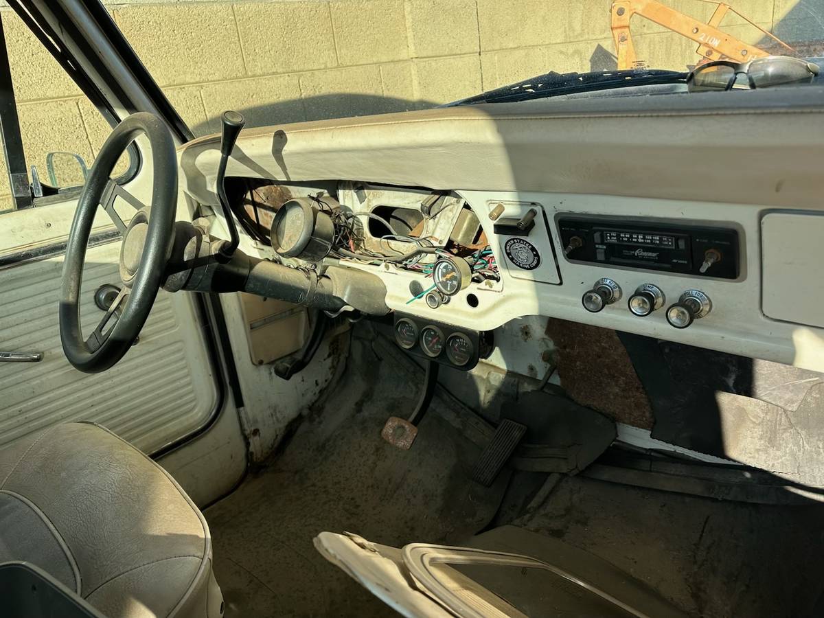 Ford-truck-1967-white-3