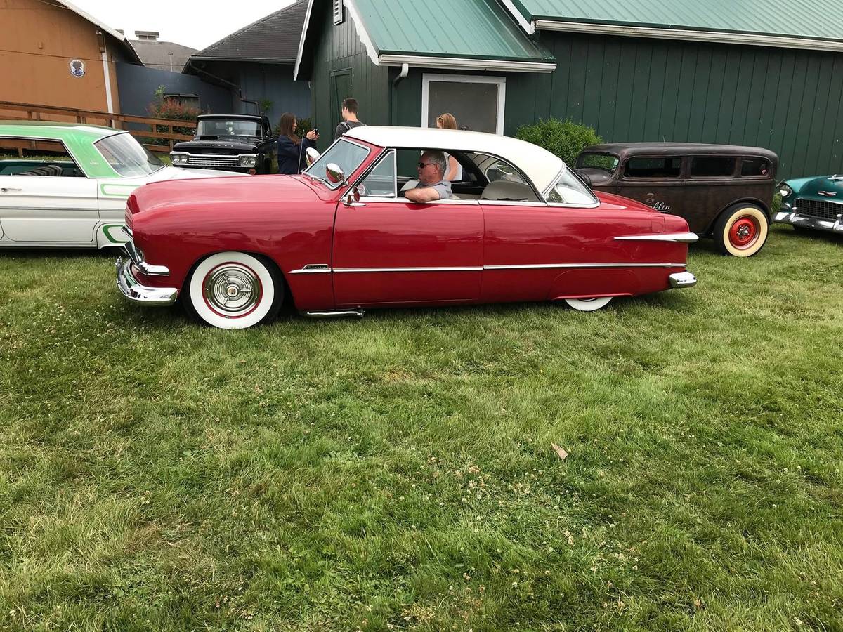 Ford-victoria-custom-shoebox-1951-red-53