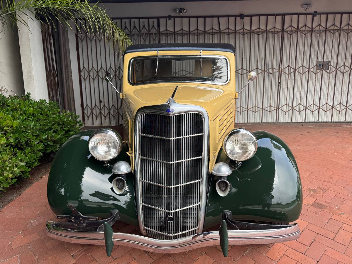 Ford-woody-deluxe.-1935-1