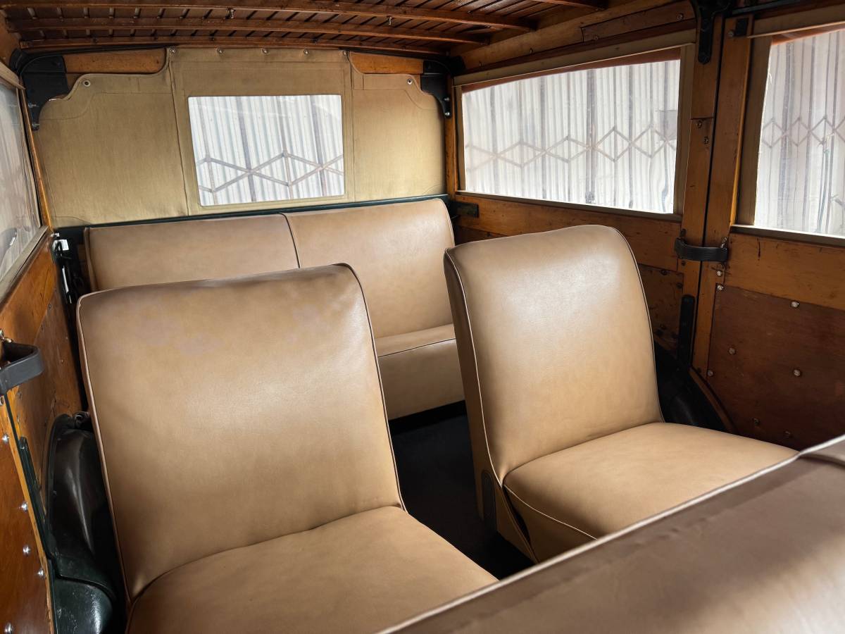 Ford-woody-deluxe.-1935-12