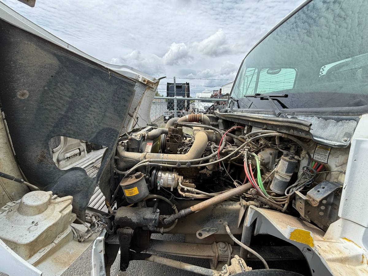 Freightliner-fl70-diesel-1995-white-11